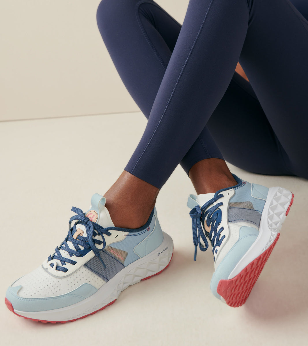 W28126:OXFORD BLUE/ENSIGN BLUE/OPTIC WHITE Tenis Mujer Women's ZERØGRAND Outpace 3 | Cole Haan Colombia